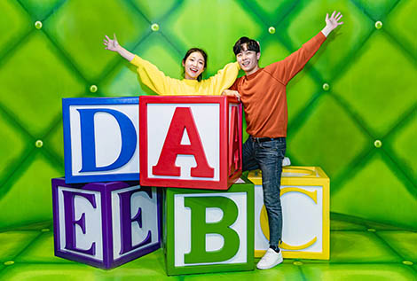 수도권 최대의 화려한 Interective Photo Studio! 관람객과 작품이 하나가 되는 이색적인 경험을 선사합니다.